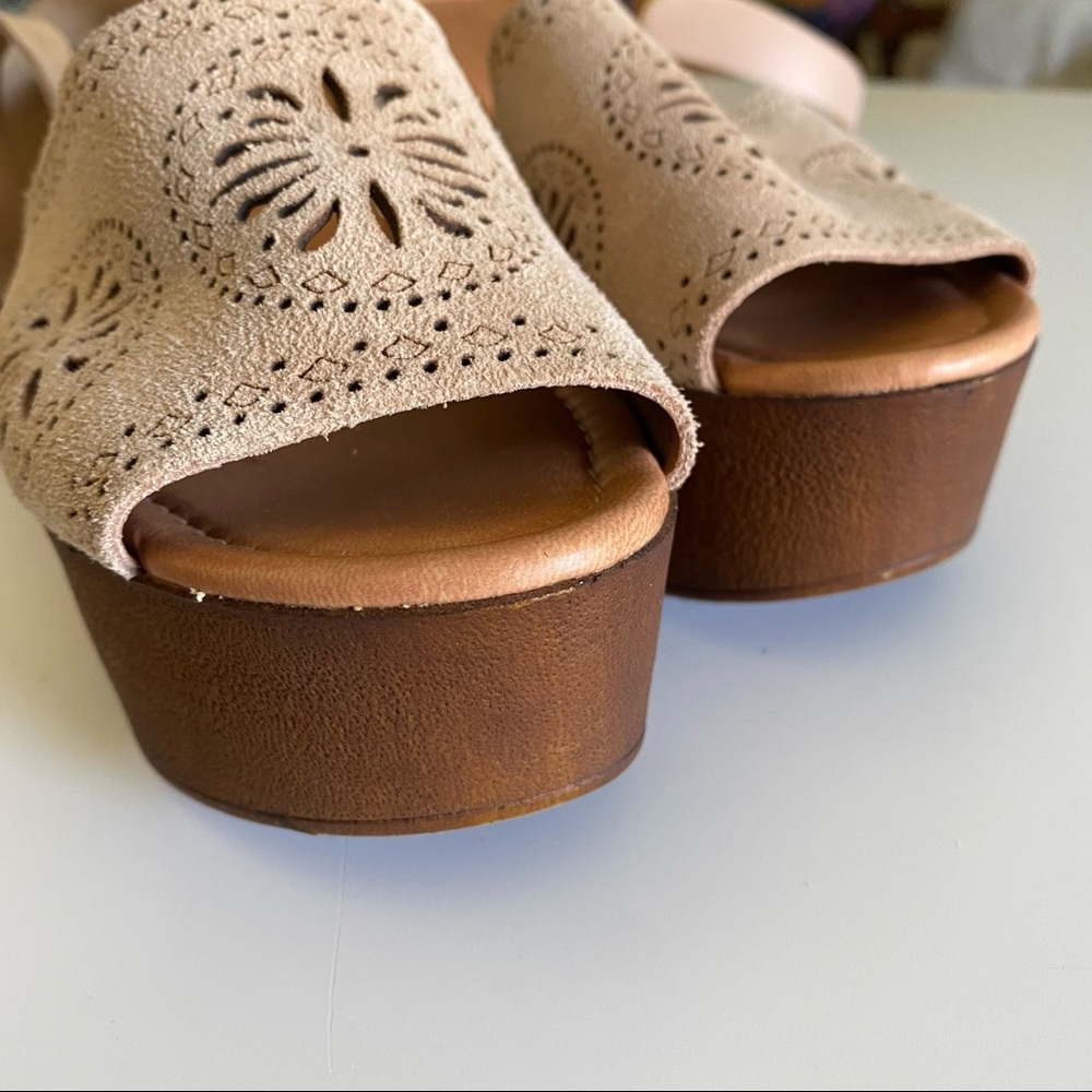 Seychelles Italian Suede Cut Out Wedge Sandals 8 - Picture 2 of 7